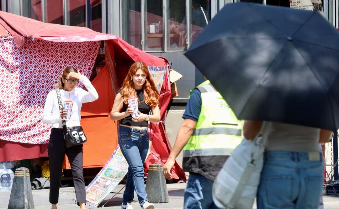 Tarde de calor en la CDMX: Capitalinos se refrescan con agua y algún helado, además de usar sombrilla para atenuar el calor (12/05/2025). Foto: Valente Rosas/ EL UNIVERSAL