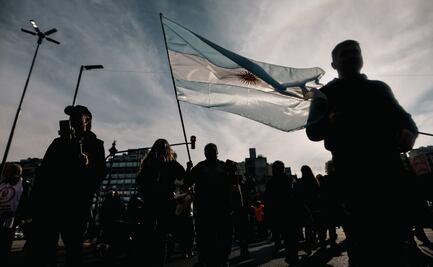 Jubilados protestan por veto de Milei a reforma de pensiones; policía los reprime con gas lacrimógeno