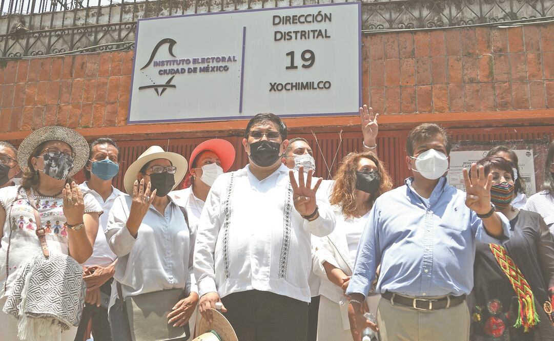 Morenistas, incluidos los alcaldes de Xochimilco, José Carlos Acosta, y de GAM, Francisco Chíguil, se manifestaron frente a la sede del conteo. Foto: Carlos Mejía. EL UNIVERSAL