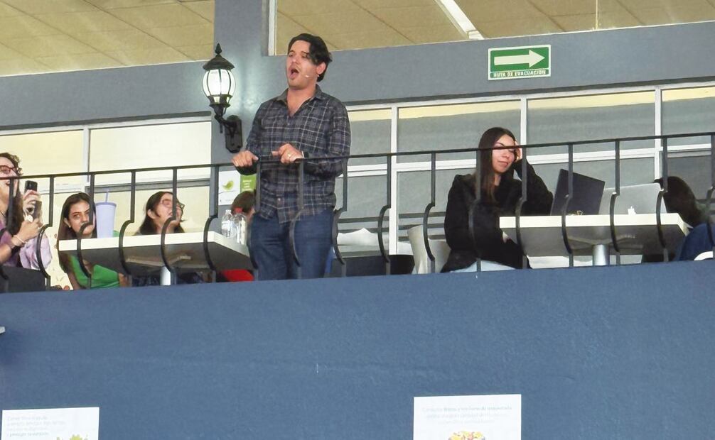 El tenor Alejandro Luévanos en un flashmob en la Universidad Panamericana. Foto: San Miguel Met Opera Trust