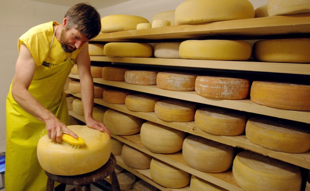 Cheesemaker Peter Dixon scrubs a salt brine on a round of cheese in West Pawlet, Vermont - Photo: Brian Snyder/REUTERS