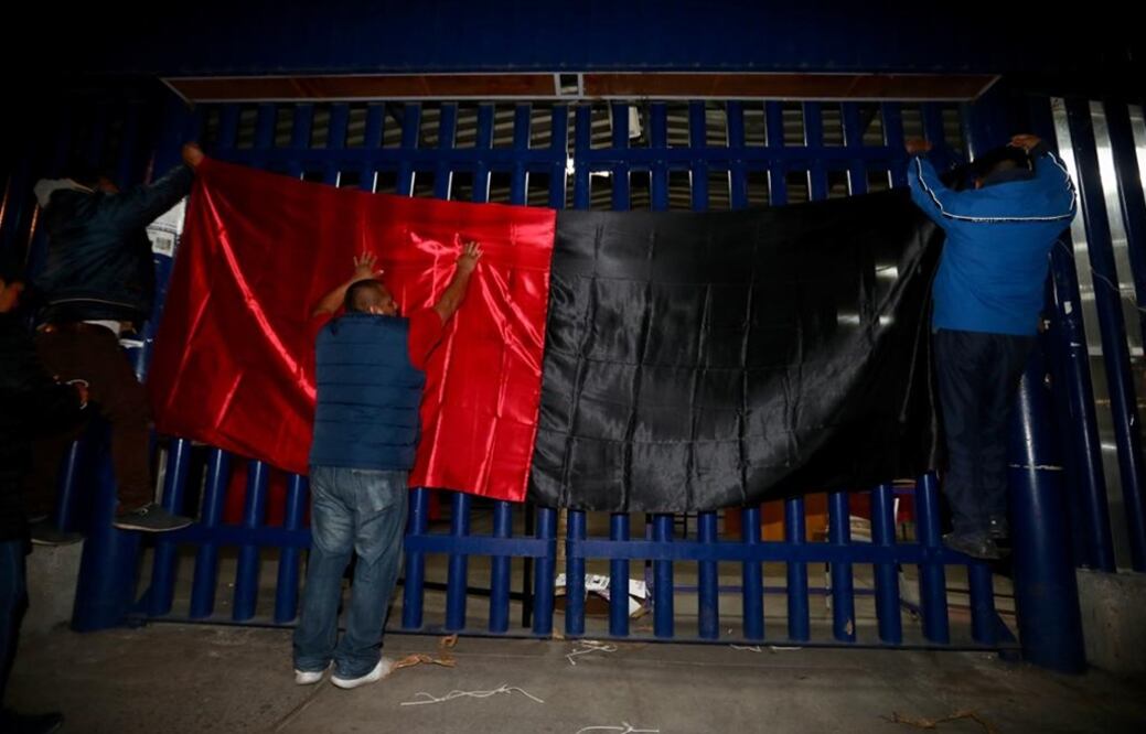 En punto de las 23:00 horas, trabajadores del Sindicato Independiente de Trabajadores de la Universidad Autónoma Metropolitana (SITUAM) colgaron las banderas rojinegras en todos los planteles de esta universidad, con lo que inició la huelga, la cual afectará a más de 50 mil estudiantes de licenciatura y maestría.
