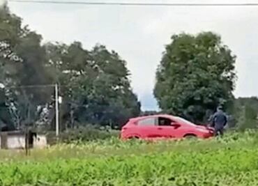 Estallan artefactos explosivos cerca de automóvil