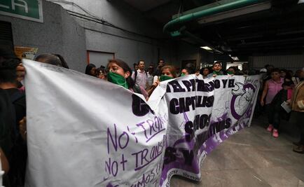 Mujeres protestan en las instalaciones del Metro Constitución de 1917