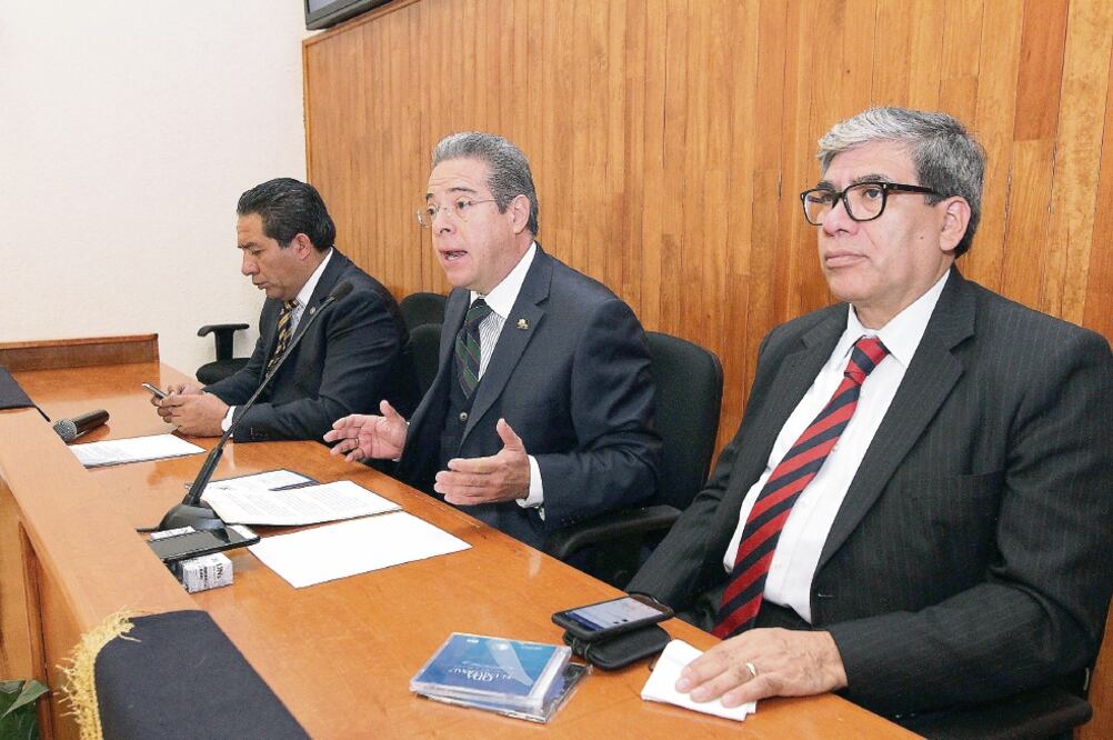 El director de la Fundación Ealy Ortiz A.C., Enrique Bustamante Martínez (centro), destacó que ante la evolución del país, los medios de comunicación tienen la responsabilidad de dejar registros de libertad, imparcialidad y profesionalismo (CÉSAR GÓMEZ)