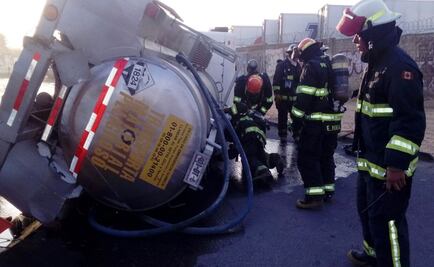 Vuelca pipa cargada con 700 litros de sosa en Jalisco