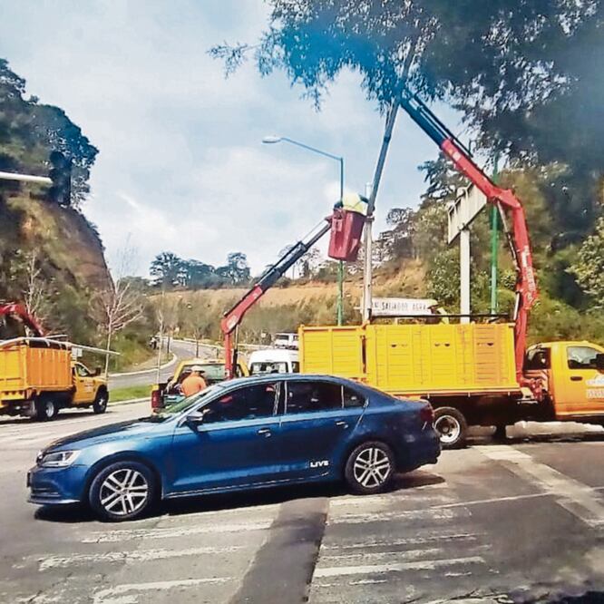 Sobre la avenida Vasco de Quiroga se colocaron 69 semáforos vehiculares y 30 peatonales con iluminación LED. ESPECIAL