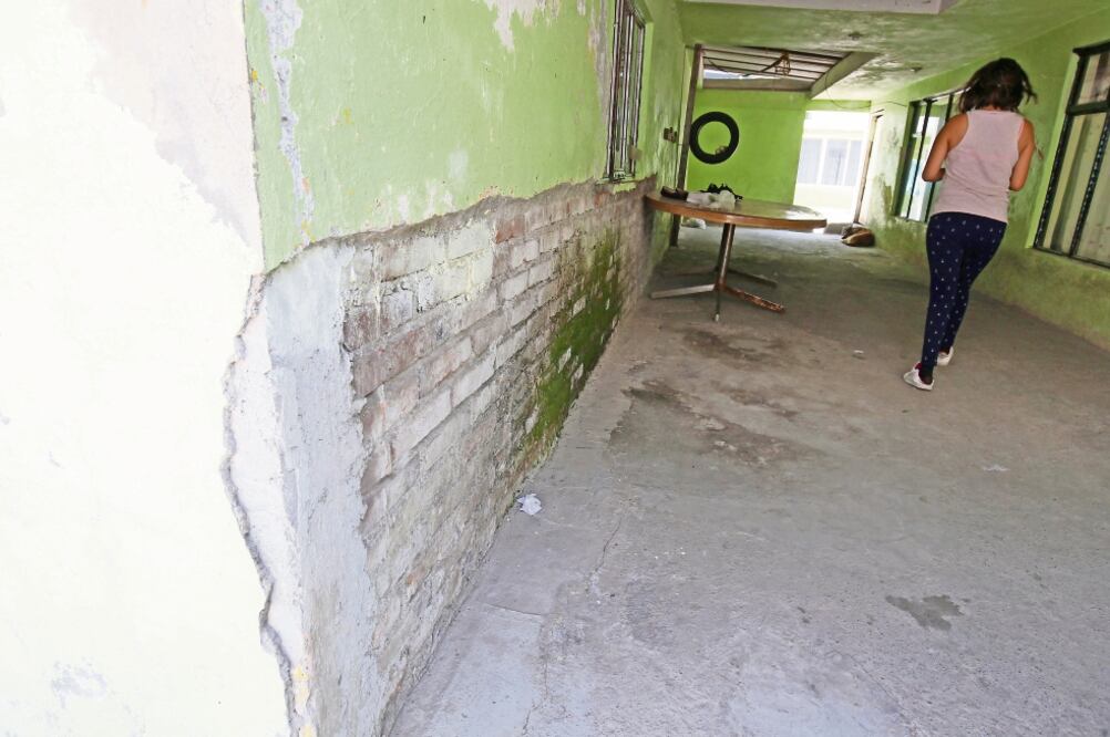 Habitantes de la zona ya no reparan los daños en las fachadas de sus casas pues, argumentan, “todos los años pasa lo mismo”. (JORGE ALVARADO. EL UNIVERSAL)