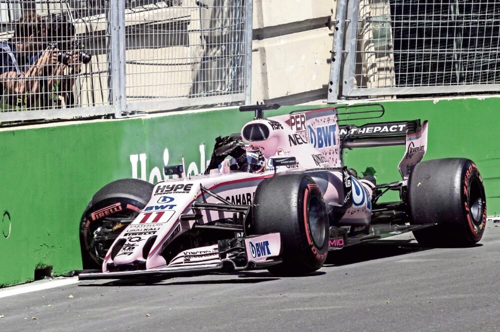 El mexicano tuvo un percance en la zona de curvas y dañó su monoplaza. (VALDRIN XHEMAJ. EFE)