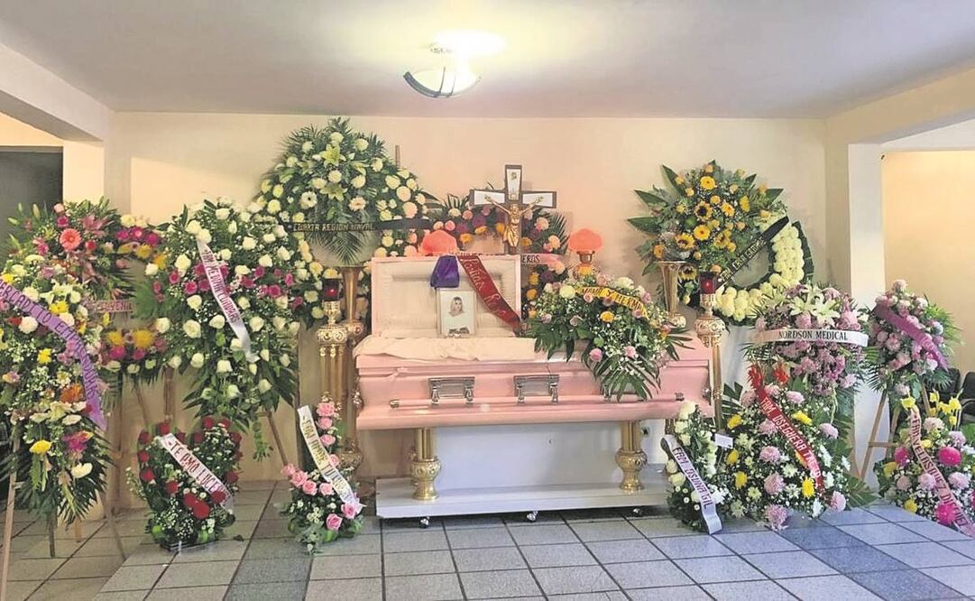 En la Funeraria San Francisco, en el centro de Guaymas, el cuerpo de la joven Lucero Marisol fue colocado en un féretro rosa. Foto: Especial.