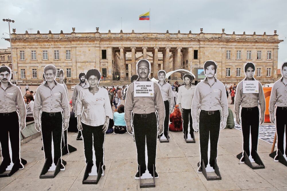 Fotos de desaparecidos y víctimas del conflicto armado en Colombia fueron colocadas en Bogotá con motivo de las celebraciones por el aniversario de la firma del acuerdo de paz con las FARC. (JAIME SALDARRIAGA. REUTERS)
