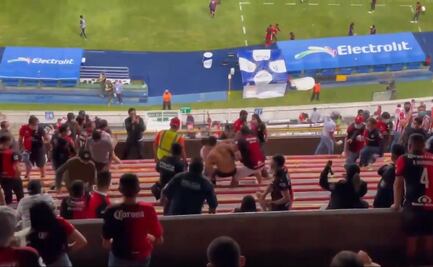 Violencia entre aficionados de Atlas y Chivas opaca el Clásico Tapatío