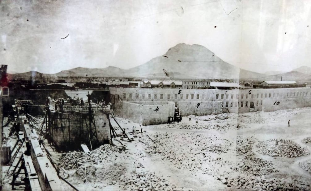 Penitenciaría de Chihuahua 1909, fotografía inédita del proceso de construcción de los módulos interiores de la fortaleza, para lo cual se habilitó un boquete en la parte posterior de su barda colindante a la calle Joaquín Terrazas casi esquina con Calle 18 el cual se pensaba o existe la leyenda fue causado por un cañonazo de villistas durante el rescate de compañeros el 15 de septiembre de 1916 cuando en realidad se debía al paso temporal de Maquinaría y Material de Construcción de siete años antes a la fecha. Foto: Cortesía Mario Alberto Trillo.