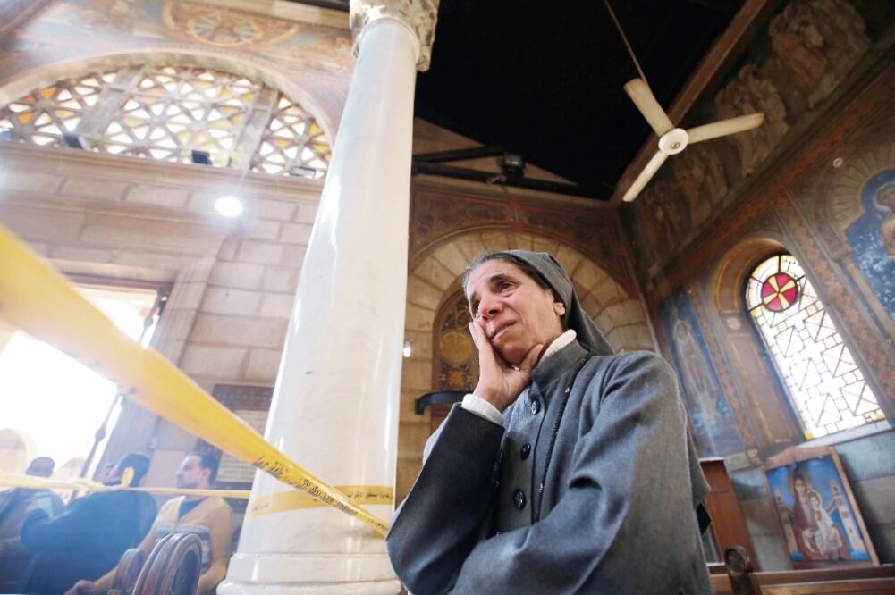 Una monja, en el interior de la iglesia donde ocurrió la explosión, en El Cairo (AMR ABDALLAH DALSH. REUTERS)