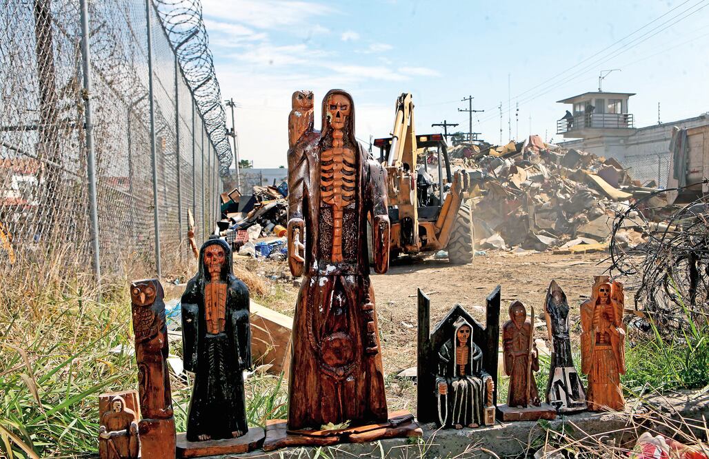 Entre los objetos confiscados a los prisioneros, luego de las revisiones realizadas en el penal de Topo Chico, destacan varios altares y figuras relacionadas al culto de la Santa Muerte