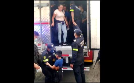 Rescatan a 47 migrantes en Edomex; eran transportados al interior de una caja de tráiler