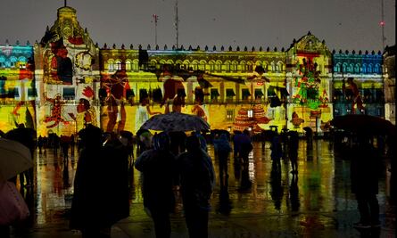 Bajo la lluvia, la historia de México-Tenochtitlán iluminó el Zócalo; así se vivió el primer día de proyección del videomapping "Memoria luminosa"