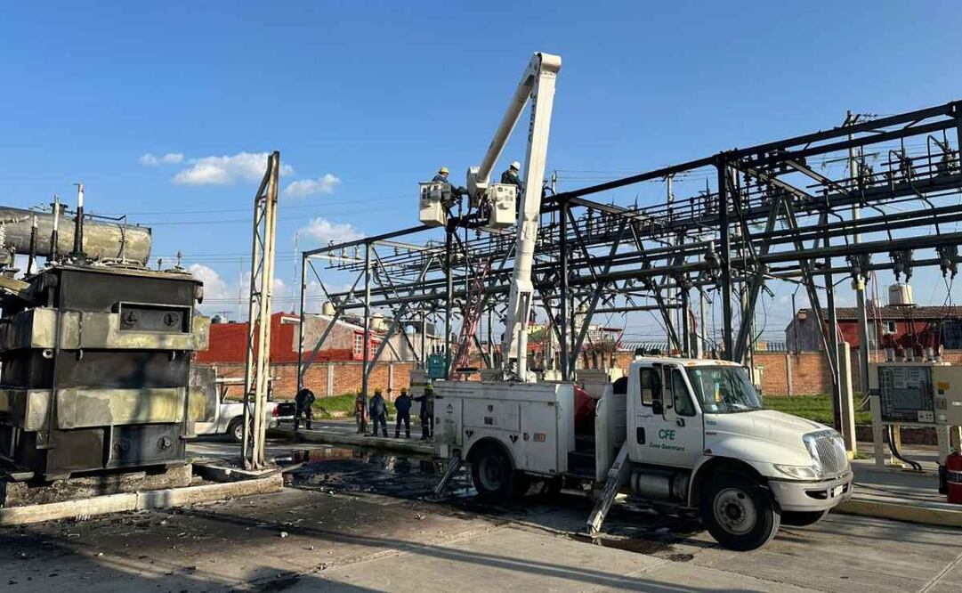 Autoridades queretanas y empleados de la Comisión Federal de Electricidad (CFE), colaboraron con los fines a acabar con el incendio y restablecer el suministro de luz. Foto: X @CFEmx