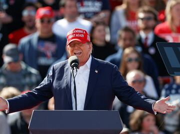 Biblias, tenis, vodka y hasta filetes: los otros negocios de Trump