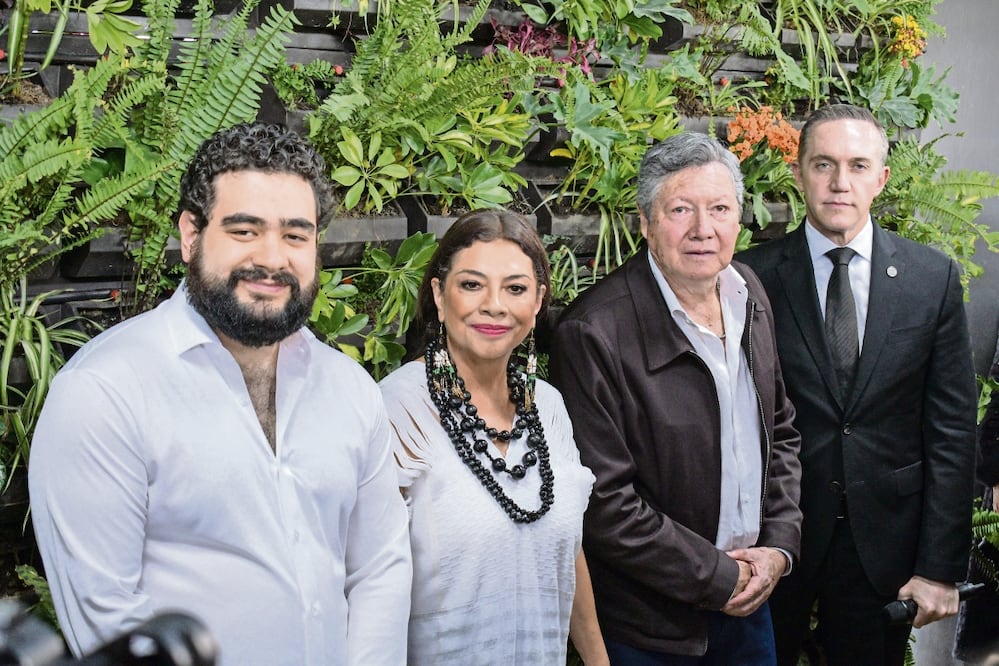 Juan Pablo de Botton, Clara Brugada, Héctor Ulises García y Adrián Rubalcava, al entregar las obras. Foto: Santiago Cadena/ EL UNIVERSAL