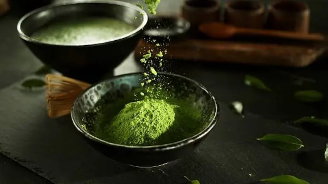 El matcha se prepara con los polvos triturados de la planta Camellia sinensis, la misma de donde se obtiene el té verde. Foto: Unsplash