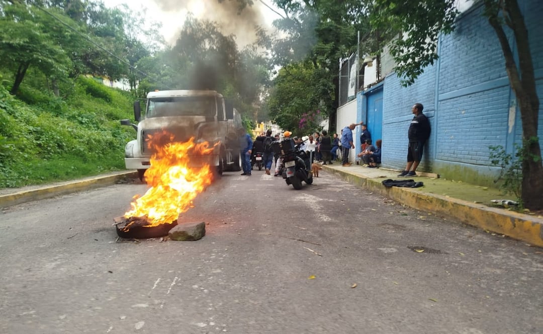 Bloquean vecinos obras del Tren Interurbano en Álvaro Obregón; exigen reparación de viviendas dañadas. Foto: Especial