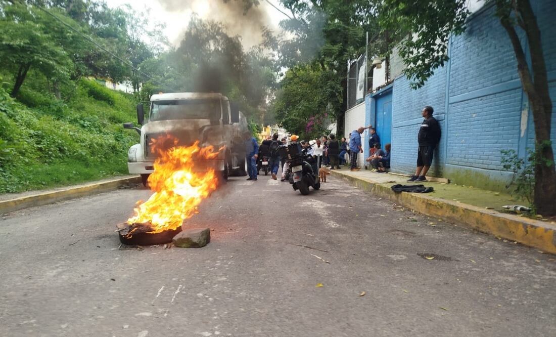 Bloquean vecinos obras del Tren Interurbano en Álvaro Obregón; exigen reparación de viviendas dañadas. Foto: Especial