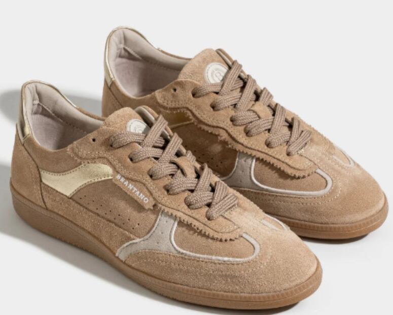 Los tenis retro minimalista suman elegancia a un  look laboral, ideal para complementar faldas midi o trajes. Foto: Brantano