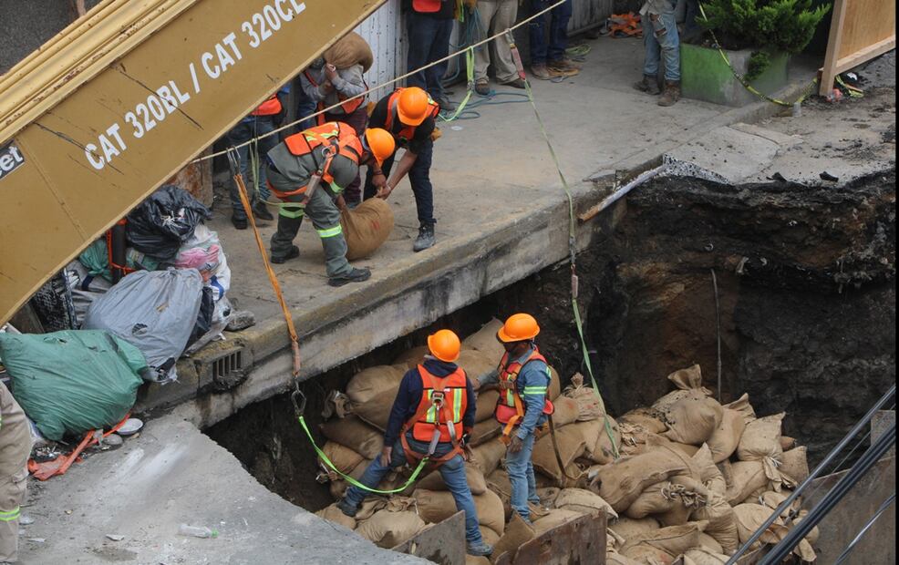 El socavón que se formó en la colonia Renovación en la alcaldía Iztapalapa aumentó de diámetro al pasar de cinco a 10 metros, por lo que se evacuó a 27 personas y se afectó 125 casas, el 16 de septiembre d e2025. Foto: Darío Luna/EL UNIVERSAL