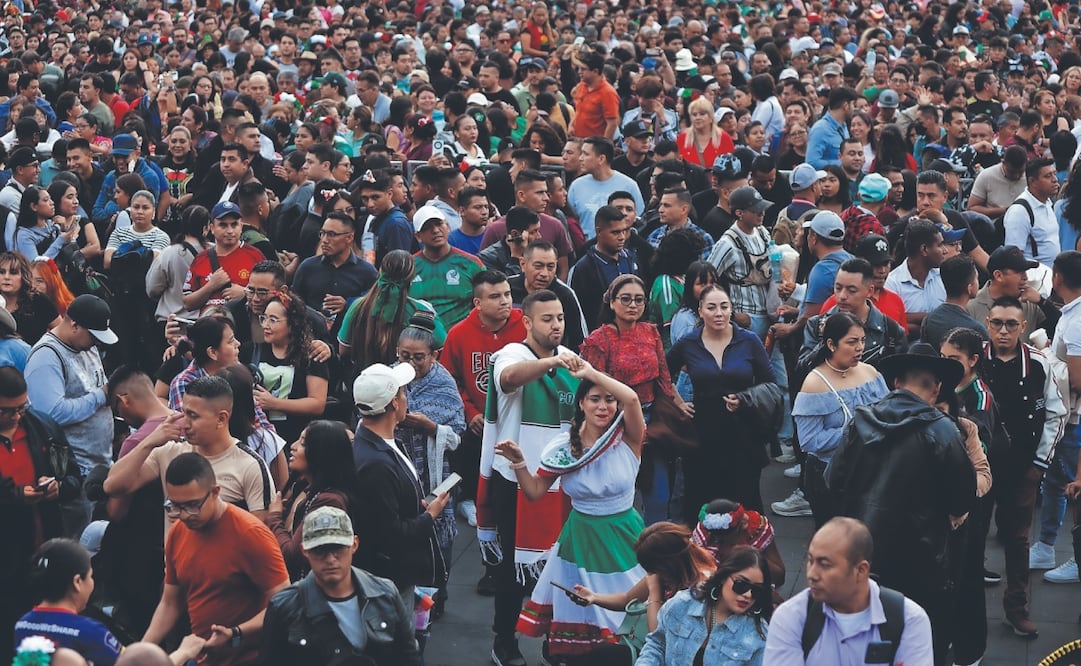 Desde temprana hora la gente abarrotó el Zócalo capitalino. Foto: Diego Simón Sánchez/ EL UNIVERSAL