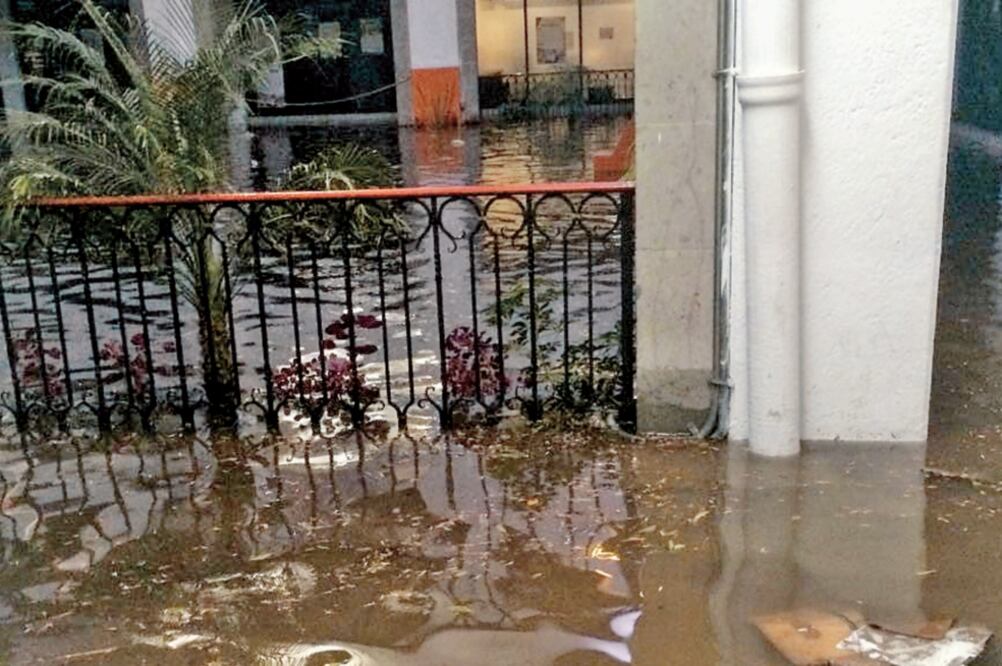 El agua subió 30 centímetros en el palacio municipal de Atizapán y en las colonias El Potrero, Rincón de la Montaña, Calacoaya y La Cañada (ESPECIAL)