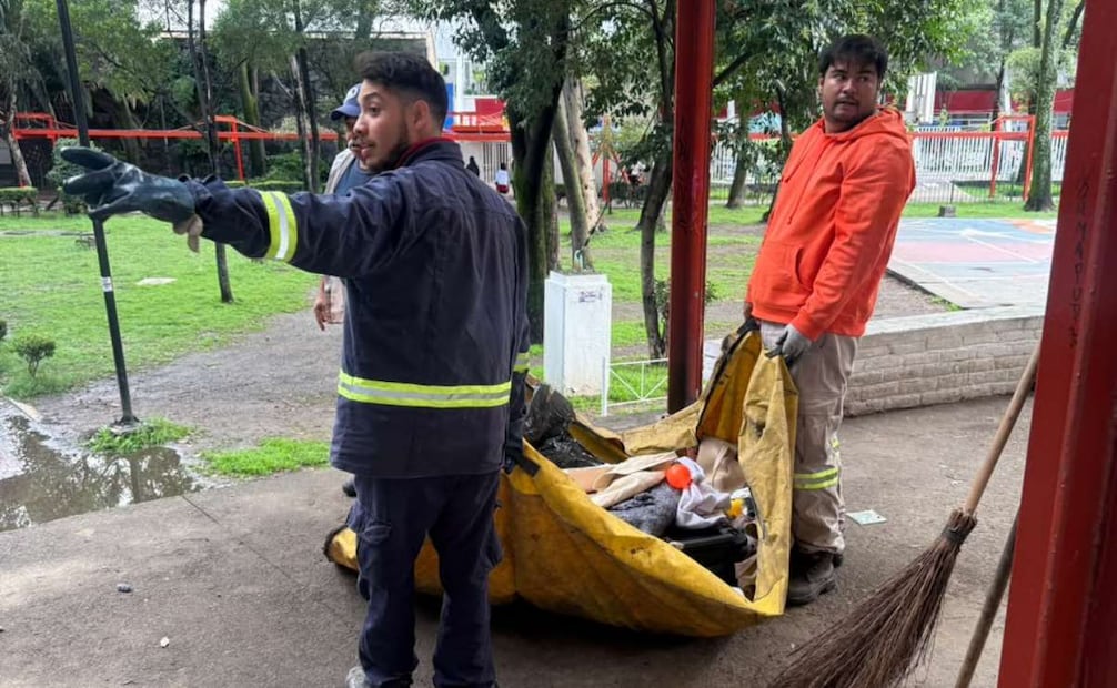 Cuauhtémoc recupera los “hongos” de Tlatelolco; entrega mil 200 costales y siete carritos de recolección de basura.
Foto: Especial.