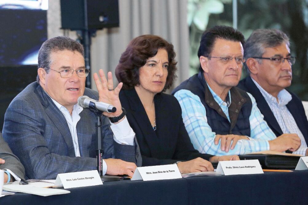 En una reunión con representantes del magisterio, Juan Díaz de la Torre, líder del SNTE, dijo que la mejor defensa del maestro es su profesionalización (SNTE)