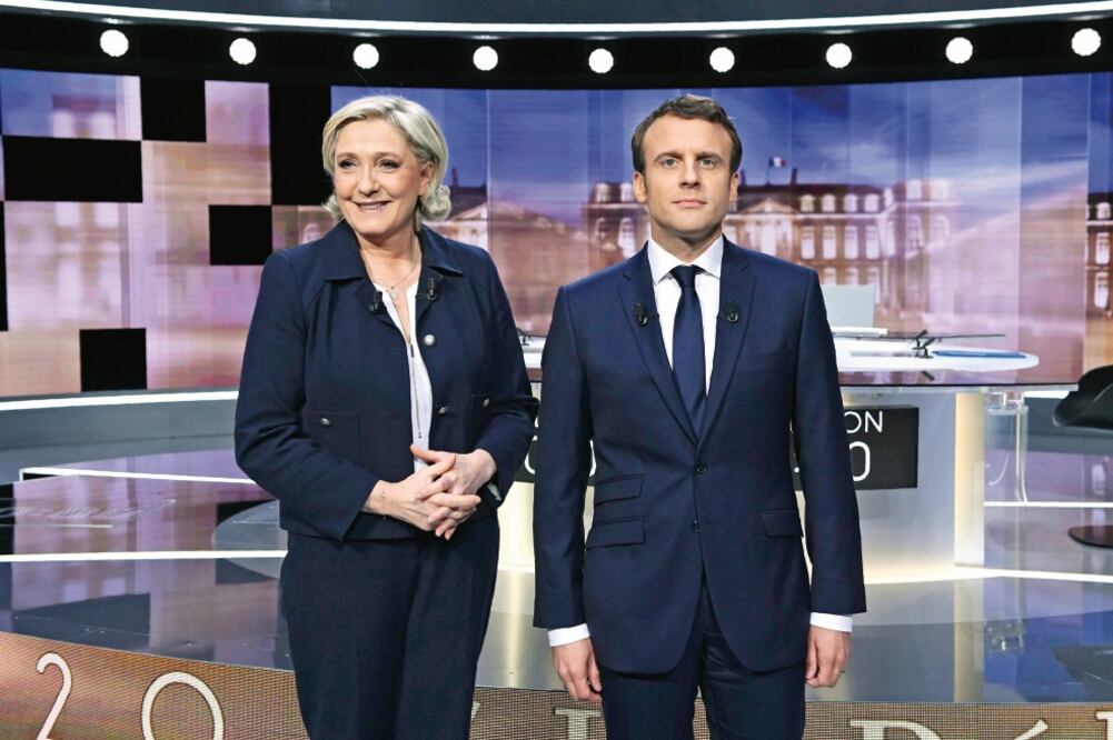 La candidata ultraderechista, Marine Le Pen, y su rival, el socioliberal Emm a nuel Macron, previo al debate de ayer en La Plaine-Saint-Denis, al norte de París (EFE)