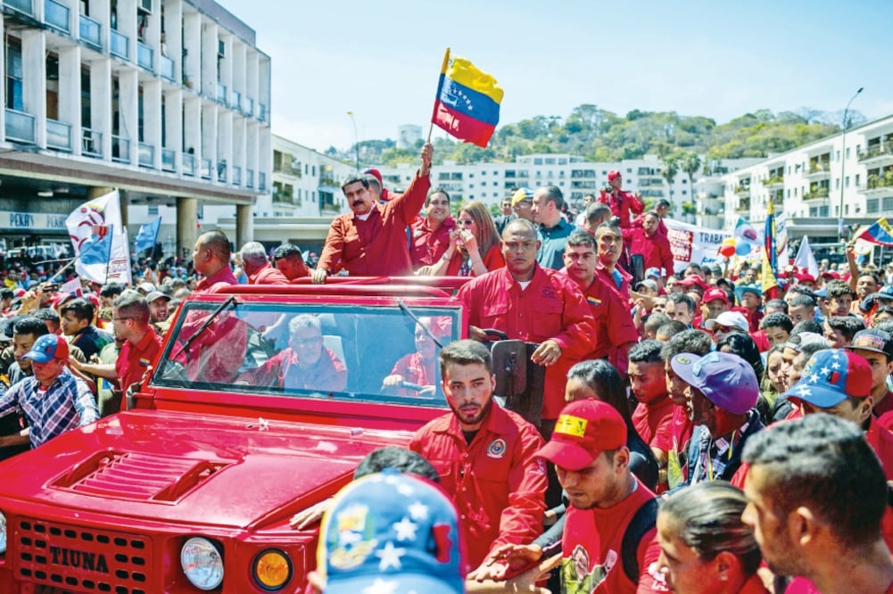 El presidente de Venezuela, Nicolás Maduro (centri), saluda a simpatizantes a su llegada a la sede del Consejo Nacional Electoral (CNE), en Caracas, donde formalizó su candidatura para la reelección (CRISTIAN HERNÁNDEZ. EFE)