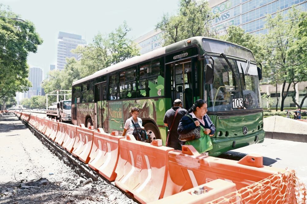 Mientras sigue el litigio para la reanudación total de las obras del Metrobús en Reforma, usuarios padecen al abordar una unidad del transporte público. (ALEJANDRA LEYVA.ELUNIVERSAL)