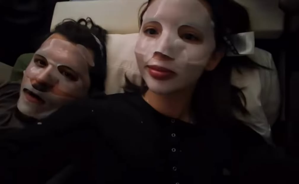 Ángela Aguilar y Christian Nodal se relajan en vuelo privado previo a su llegada a Mallorca, España, donde se realizarán los Premios Juventud.
