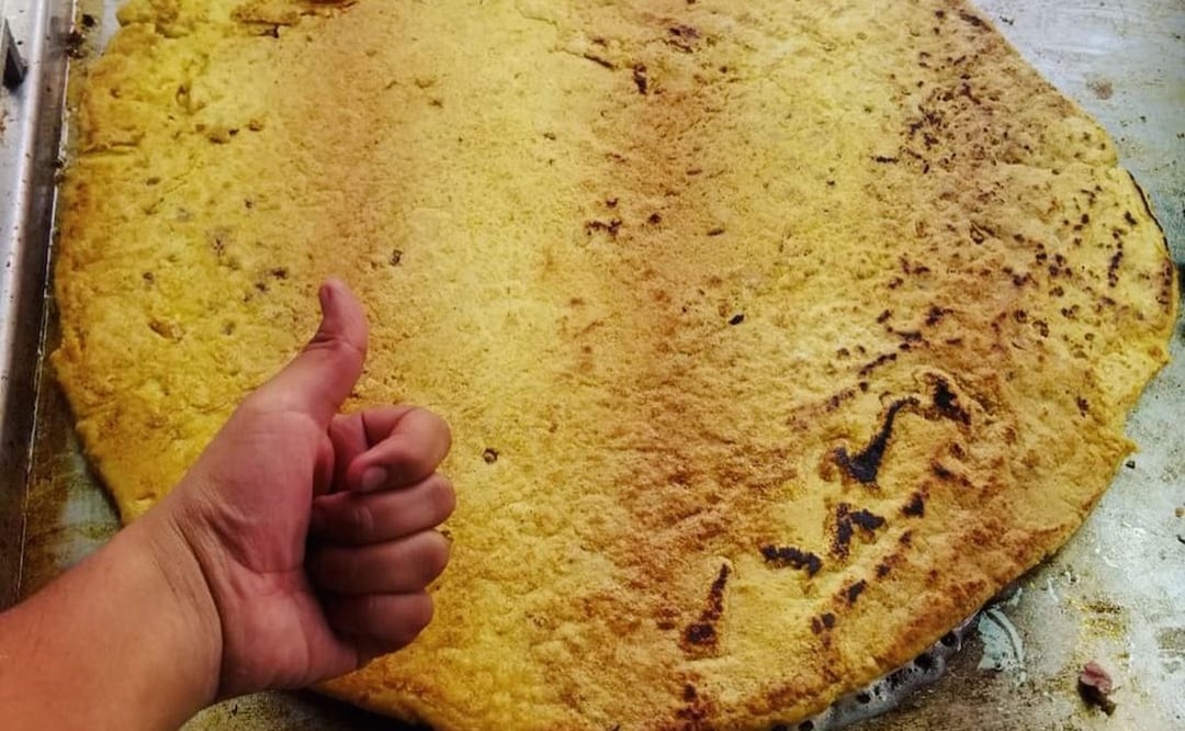 La gordita de chicharrón más grande de CDMX. Foto: Carnitas Los Panchos / Instagram