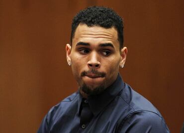 Brown halla a mujer desnuda en su cama y llama a la policía