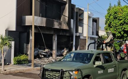 Atacan a balazos e incendian dos residencias en Culiacán, Sinaloa