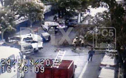 Caen 2 árboles por fuertes vientos en CDMX