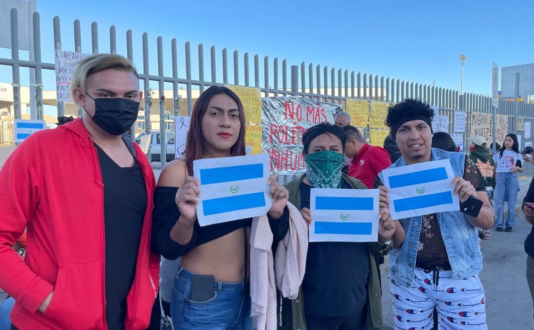 Mujeres salvadoreñas de la comunidad transexual acudieron con las banderas de su país para exigir un alto a la violencia contra los migrantes. Foto: Paola Gamboa / EL UNIVERSAL