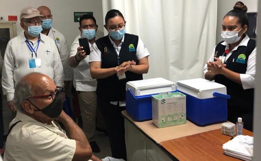 Violaron la ley con fotos en vacunación: Oposición