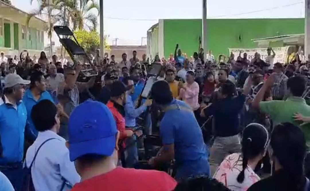 Pasaron de los gritos a los golpes, pedradas y a golpearse con sillas. Foto: Captura de video