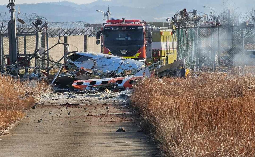 Un trágico accidente aéreo ocurrió en el Aeropuerto Internacional de Muan, Corea del Sur, cuando el vuelo 2216 de Jeju Air, un Boeing 737-800 con 181 personas a bordo, se desvió de la pista y chocó contra la valla perimetral. (28/12/24) Foto: AP