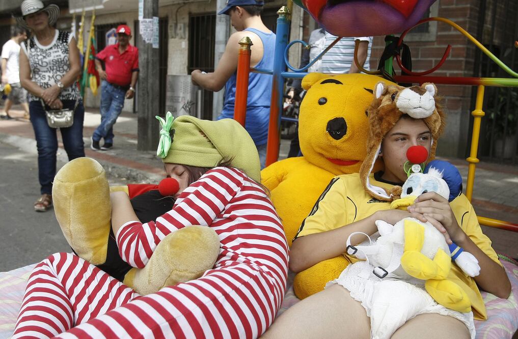 Dos personas participan hoy en el 32 Día Mundial de la Pereza en Itagüí  (Foto: EFE)