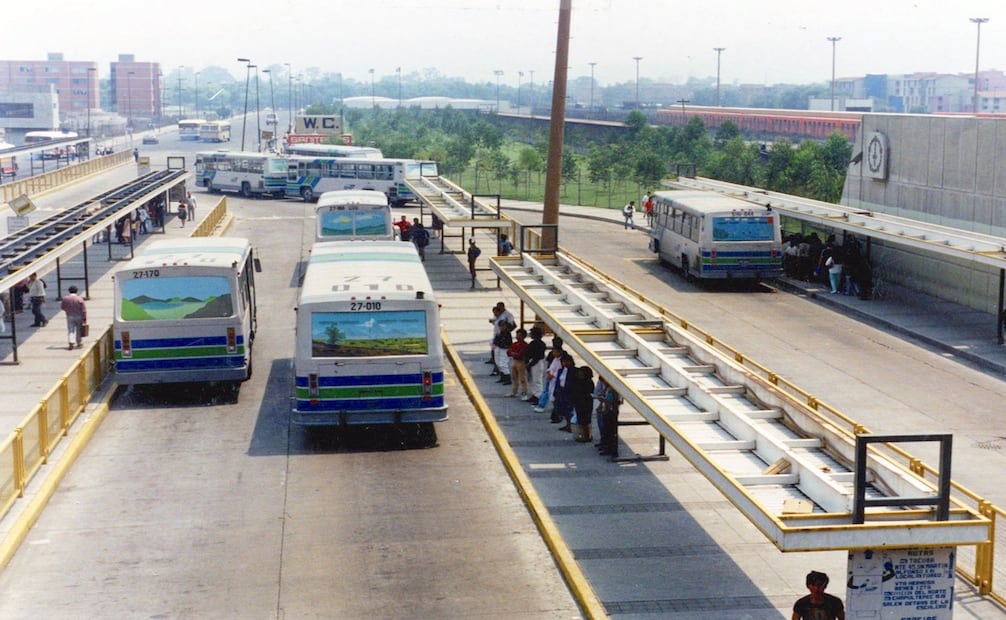 Varios autobuses "ecológicos" de la Ruta 100 en el paradero del Metro El Rosario a inicios de los años noventa. A la izquierda está la avenida Cultura Norte; hoy en este sitio vemos una plaza comercial. Imagen: Archivo El Universal.