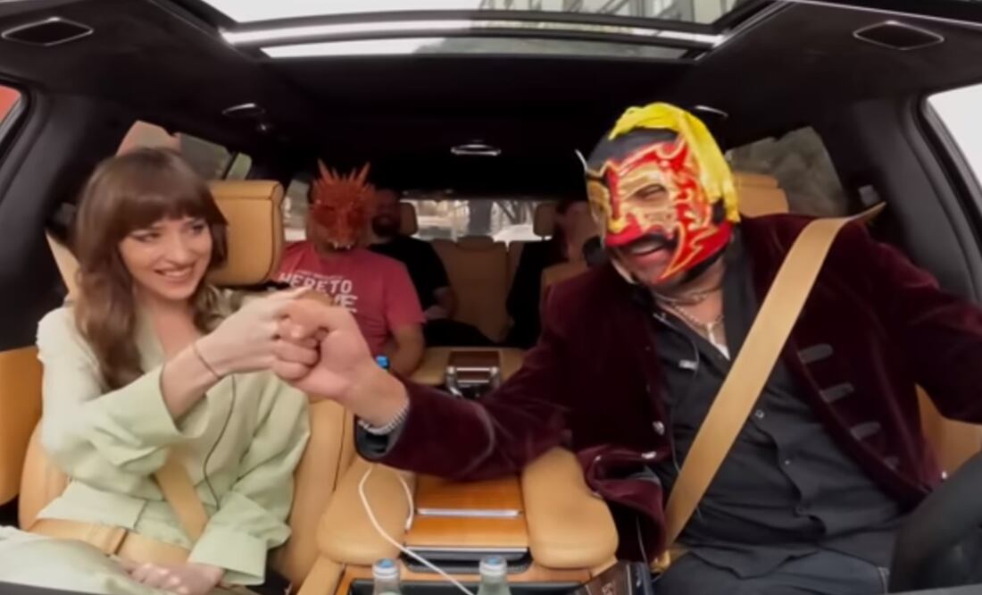 Dakota Johnson y el Escorpión Dorado. Captura vía Youtube.