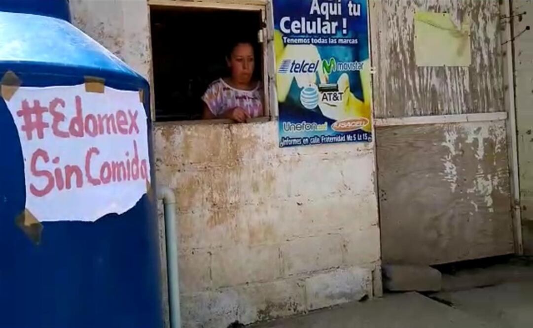 Vecinos piden ayuda desde sus casas, colocando cartulinas en puertas, ventanas y hasta tambos de agua. Foto: Especial