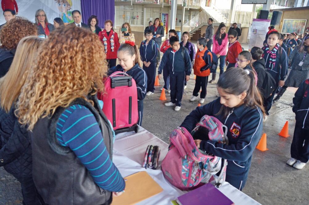 Arturo Estrada, titular de Educación, señala que en el operativo Mochila Segura sólo se han encontrado tijeras y compases de punta afilada (EMILIO VÁSQUEZ. EL UNIVERSAL)